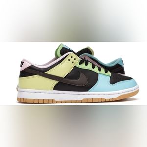 Brand New Verified Nike Low Dunks se 99 black. 7.5/9w